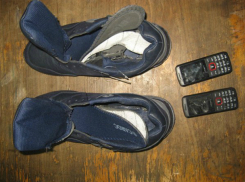 Мобильные телефоны в паре кроссовок попыталась протащить в донскую колонию местная жительница
