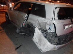 В Ростове дорогой внедорожник попал в ДТП из-за открытого люка на Шолохова