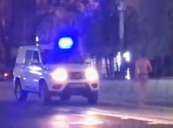 Раздевшийся до трусов ростовчанин бросился удирать от полицейских на видео