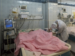 Врачи пытаются спасти раненого полицейским на трассе под Ростовом мужчину