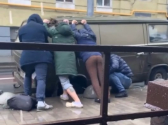 В центре Ростова фургон провалился колесом в ливневку