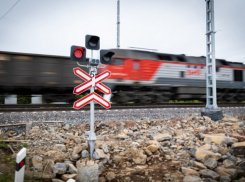 В Ростовской области поезд протаранил легковой автомобиль на переезде