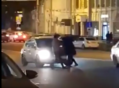 Ночная драка посреди проезжей части попала на видео в Ростове