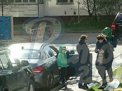Ведро зеленой краски вылил мужчина на голову брюнетки за мытье машины во дворе Ростова