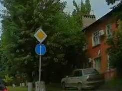 Спешащий в припрыжку к рожавшему другу по тротуару автолюбитель попал на видео в Ростове