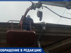 «Кирпичи падали вниз!»: в Ростове управляющая компания забыла предупредить жильцов об опасных работах