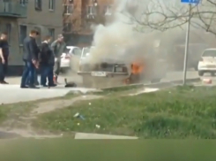 Отчаянные попытки мужчин после взрыва потушить «Волгу» в Ростовской области попали на видео