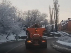 В Ростове коммунальщики посыпали дороги не реагентом, а воздухом