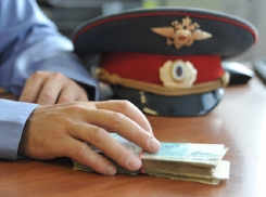 Отец и сын из Таганрога попытались откупиться валютой от полицейского по делу об избиении человека