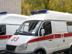 В Ростове фельдшер скорой помощи пнул женщину и уехал