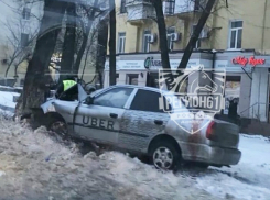 «Убивший» о дерево автомобиль такси водитель-новичок страшно покалечил своего пассажира в Ростове