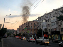 В центре Ростова загорелось заброшенное здание