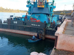 Плавучий причал устанавливают в Семикаракорске Ростовской области 