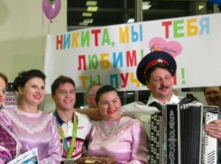 Никиту Нагорного встречали казачьими песнями в аэропорту Ростова