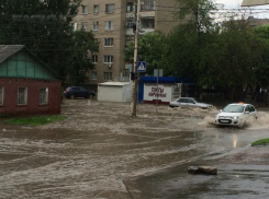 Власти Ростова рассказали, почему в городе дождь размывает асфальт 