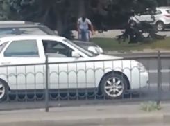Ставший жертвой безумного пятничного угара мужчина попал на видео в Ростове