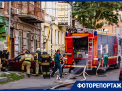 Обрушилась крыша и перекрытия: покажем, как пожарные потушили крупное возгорание в центре Ростова