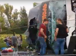 Страшное ДТП с десятками пострадавших произошло в Ростовской области