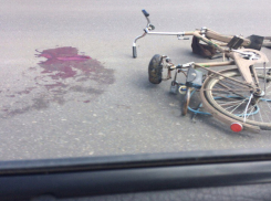 В Ростовской области автомобиль Mazda затащил под свои колеса велосипедистку 