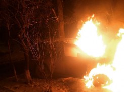 Полыхающий  Land Cruiser во дворе Ростова попал на видео