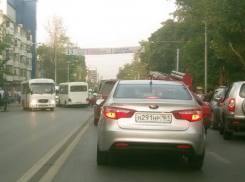 В центре Ростова маршрутка столкнулась с пожарной машиной и двумя легковушками 