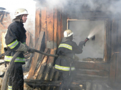 Мужчина погиб и двухлетняя малышка пострадала при пожаре в летней кухне в Ростовской области