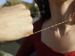 Удушить женщину за золотую цепочку с крестом был готов неисправимый ростовский рецидивист