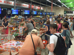 Измотанные покупатели гипермаркета «Наш» в Ростове потребовали навести порядок в работе касс