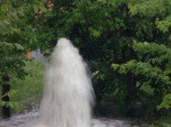 Сказочный «фонтан» украсил многострадальную дорогу с оторванными колесами в Ростове