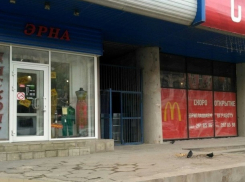 Грядущие гамбургеры с живучими тараканами в Доме детского творчества вызвали отвращение у жительницы Ростова 