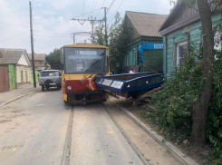 В Ростове грузовой автомобиль врезался в трамвай