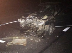 Водитель легковушки погиб в жутком ДТП со стоящим на светофоре КамАЗом в Ростовской области