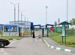 Около 100 украинских пограничников с пункта пропуска Изварино попросили укрытия в России