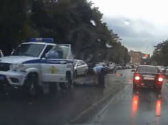 Пытавшиеся «реанимировать» лежащего на асфальте мужчину полицейские в Ростове попали на видео