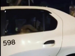 Молодая пара в Ростове занялась сексом прямо в такси