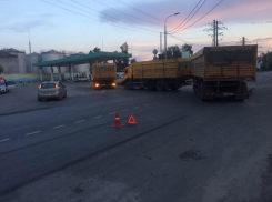 В Ростове мужчина пострадал в ДТП с двумя КАМАЗами