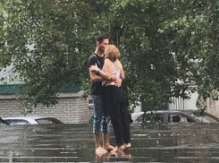 Жаркие поцелуи влюбленной парочки под проливным дождем заставили ростовчан поверить в любовь