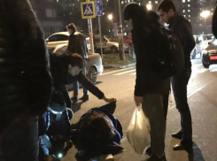 Засмотревшийся в телефон водитель «Нивы» сбил девушку в наушниках на «зебре» в Ростове