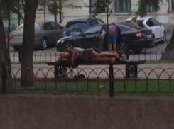 Мирно спящей в центре Ростова парочке позавидовали горожане в разгар рабочего дня на видео