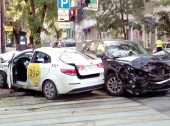 Нелепое ДТП в центре Ростова завершилось трагедией для двух автомобилей