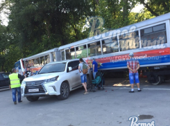 «Лексус» протаранил детский поезд в парке Островского в Ростове 