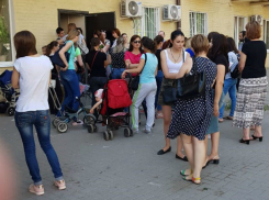 Пять часов под палящим солнцем простояли ростовчане, пытавшиеся получить путевку в детский сад