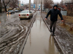 Жуткая водная дорожка с грязью вместо тротуара возмутила жителей Ростова