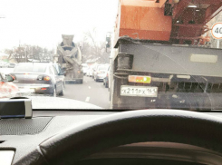 Рекордные восьмибалльные пробки парализовали улицы Ростова