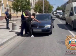 Водитель без прав угнал Mitsubishi в центре Ростова 