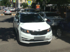 Припарковавшийся «против шерсти» посреди дороги «хозяин мира» вызвал негодование у ростовчан