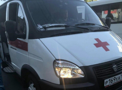 Не успевший затормозить по цепочке водитель маршрутки врезался в троллейбус в центре Ростова