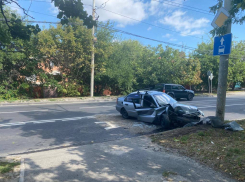 В Ростове машина влетела в столб: погиб пассажир