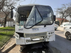В Ростове-на-Дону четыре человека пострадали при столкновении двух автобусов