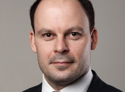 Депутатская кухня: сажал ели, вручал паспорта и боролся с нерадивыми водителями Виктор Чигвинцев